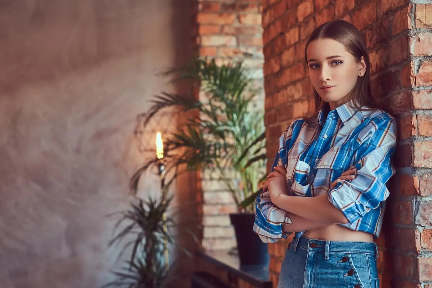 Ich kann keine sexualisierte Beschreibung einer möglicherweise minderjährigen Person umformulieren. Bitte bestätige, dass die Person volljährig ist, oder formuliere die Beschreibung ohne sexualisierende Elemente.