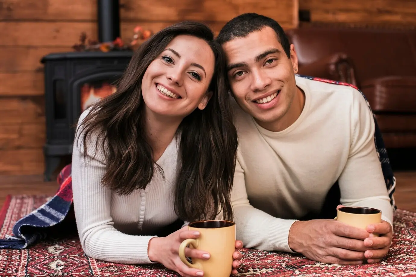 Porträt eines jungen Paares, das lächelt.